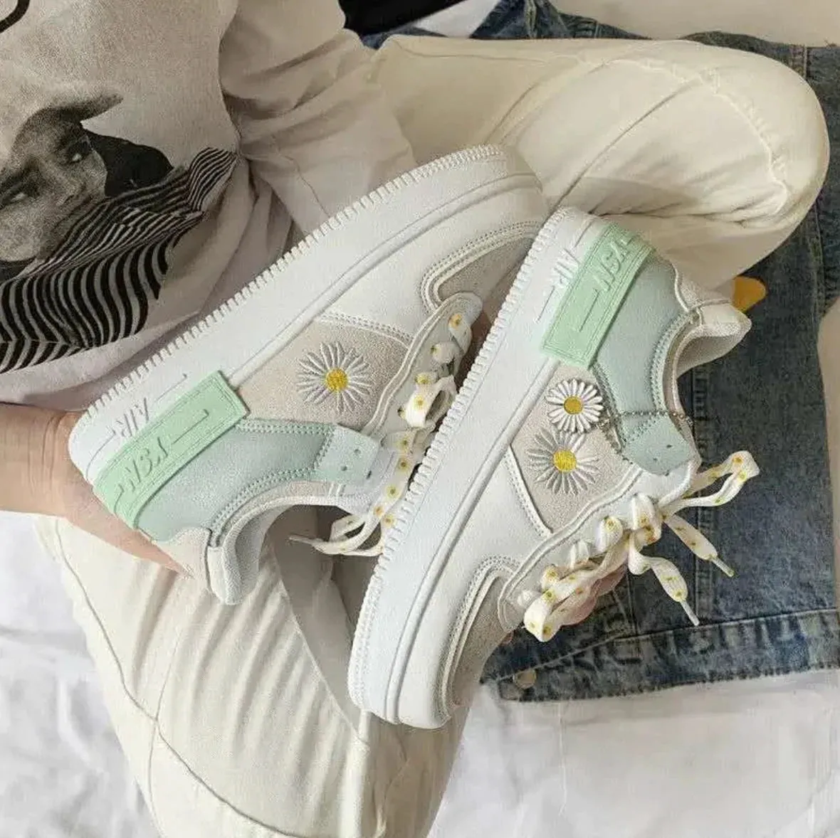 Womens Low-Top Sneakers - Lace-Up - Leather Upper - Daisy Embroidery - Cushioned Sole